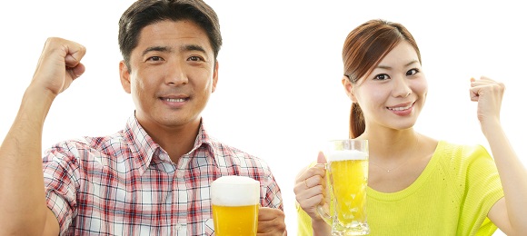 ビールを飲む笑顔の夫婦