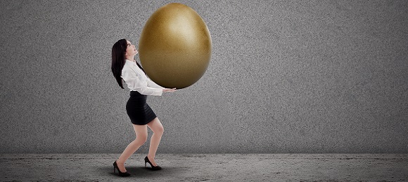 Asian businesswoman carry gold egg